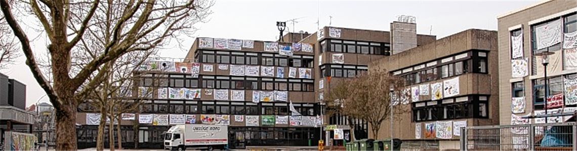 Am Theodor-Heuss-Gymnasium wird es morgen für 107 Abiturenten ernst. Für Aufmunterung ist gesorgt. Auch in Maulbronn haben Eltern liebevoll gebastelte Banner und Plakate angebracht.