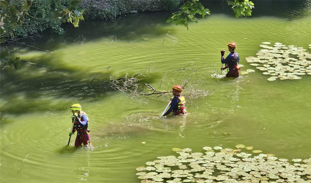 Am Tiefen See läuft eine Suchaktion, weshalb der See für den Badebetrieb gesperrt ist. Fotos: Myroshnichenko