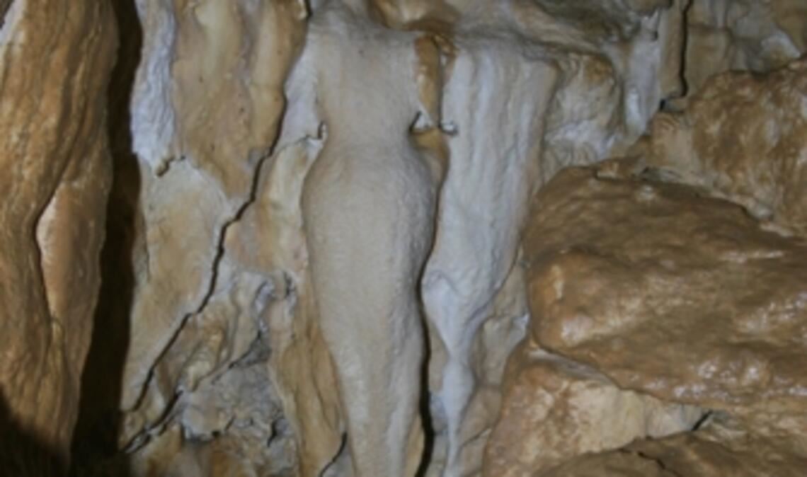 Am Tor der Hoffnung: Schöne Lau haben die Höhlenforscher diese boizarre  an einen Frauenkörper erinnernde Kalkformation  am Eingang zur Vetterhöhle genannt.