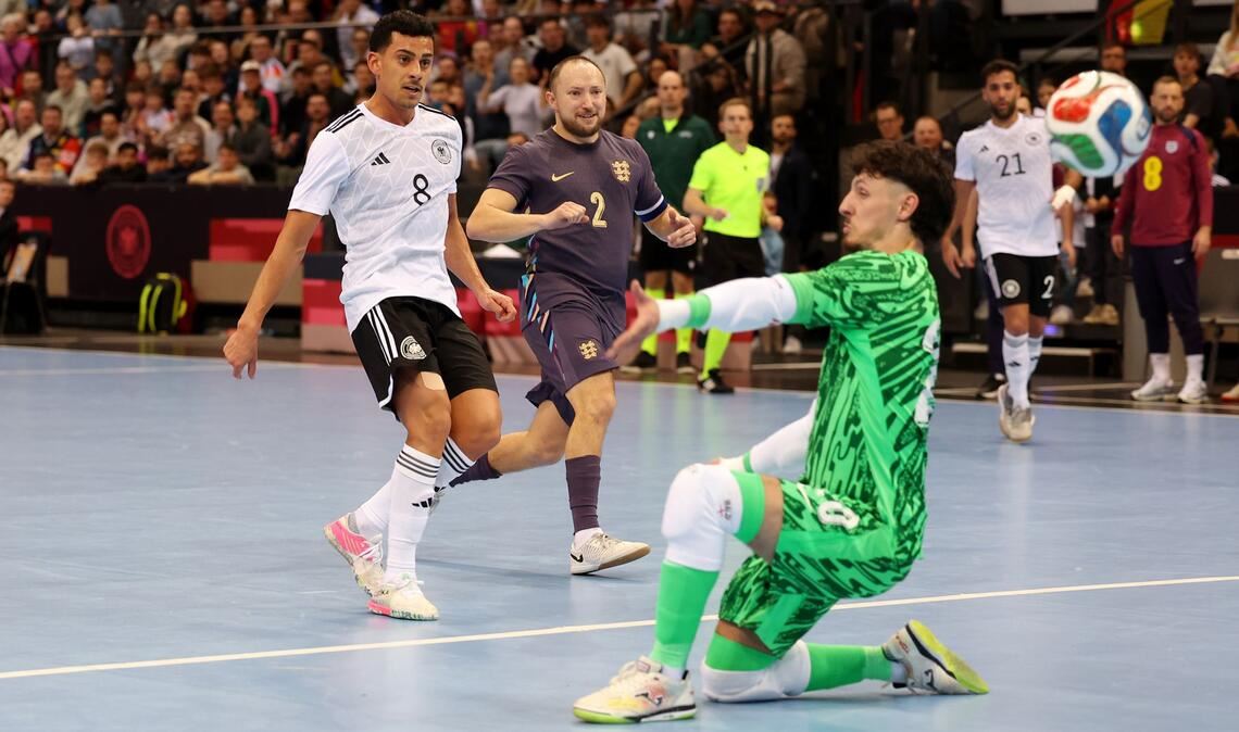 Am Torwart vorbei ins Tor: Gabriel Oliveira erzielt das 3:1