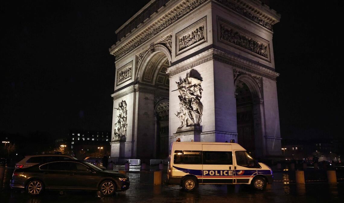 Am Triumphbogen wurde ein Gendarm angegriffen.