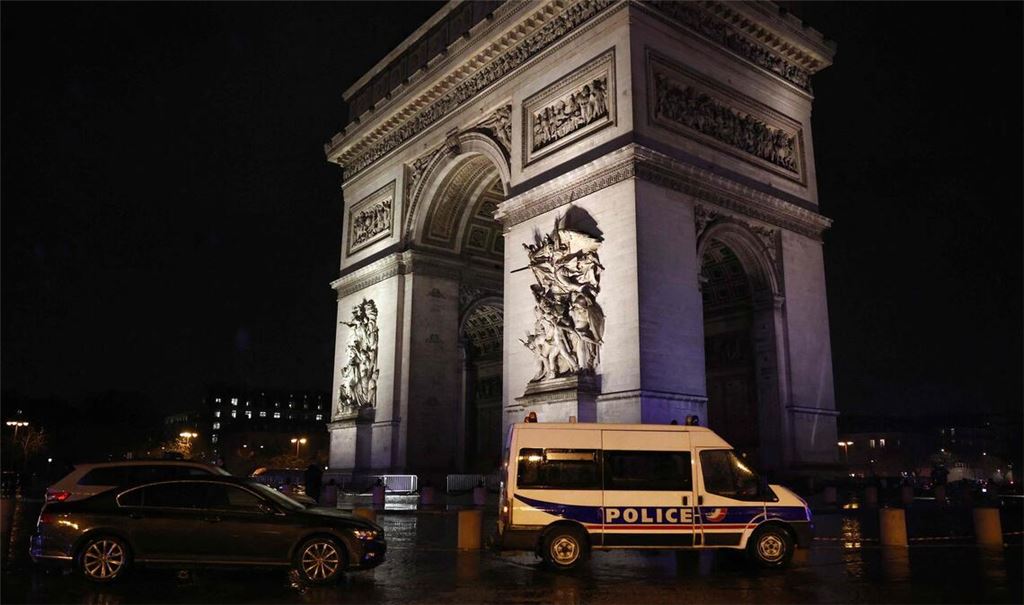 Am Triumphbogen wurde ein Gendarm angegriffen.