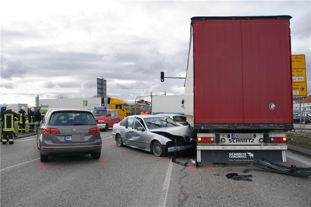 Illingen: schwerer Verkehrsunfall auf der B10 mit mehrere beteiligte Pkw und Lkw - mehrere Verletzte Personen