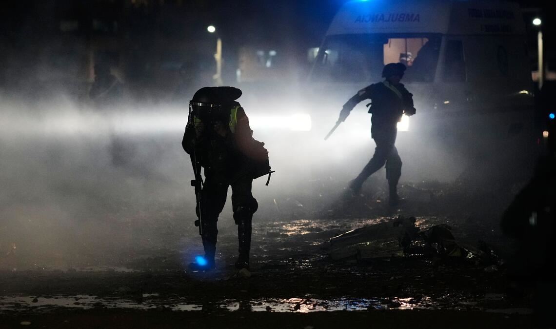 Am Unglücksort kommt es zu Plünderungsversuchen.