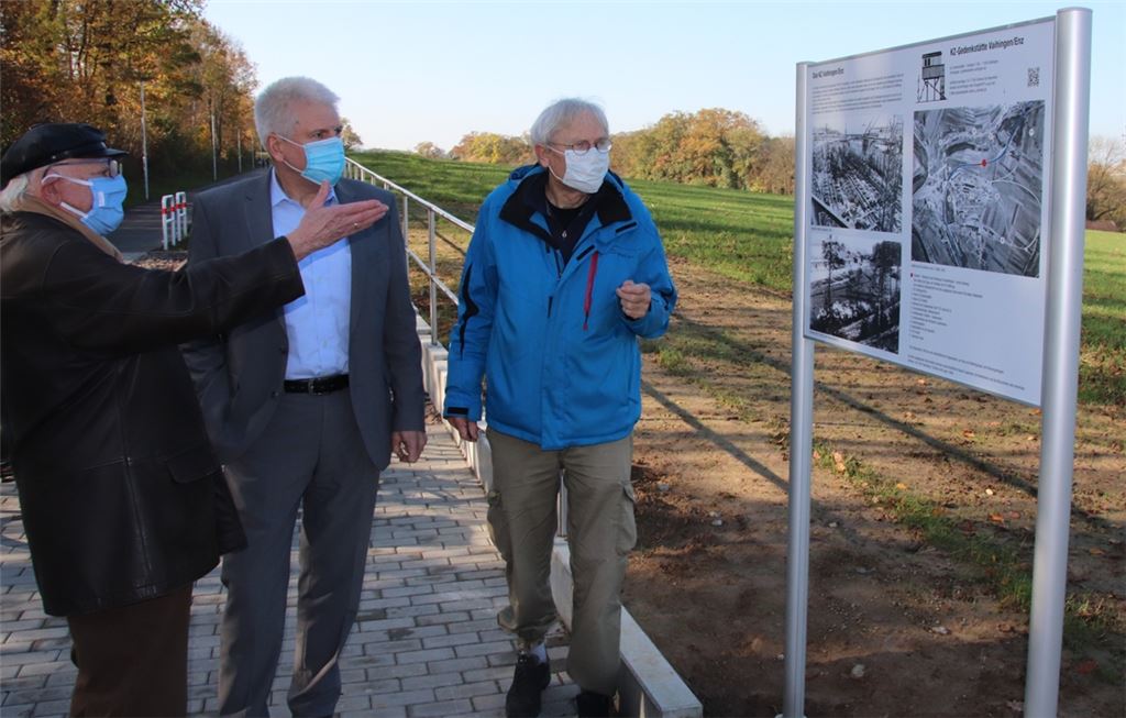 Am Vaihinger Radweg auf der ehemaligen Nebenbahntrasse erinnert am Anschlusspunkt Fuchsloch/Waldorfschule eine Infotafel an die Zusammenhänge des Projekts „Stoffel“, des Konzentrationslagers und der Bahn. Bernhard Freckmann (re.) und Dr. Manfred Scheck (li.) vom Verein KZ-Gedenkstätte begutachten gemeinsam mit OB Gerd Maisch das Ergebnis. Arning