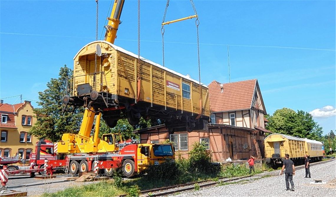Am Vaihinger Stadtbahnhof sind jetzt drei Eisenbahnwaggons aufgestellt worden, die das im Bahnhof geplante Restaurant bereichern sollen. In einem Waggon wird ein Café eingerichtet.Arning