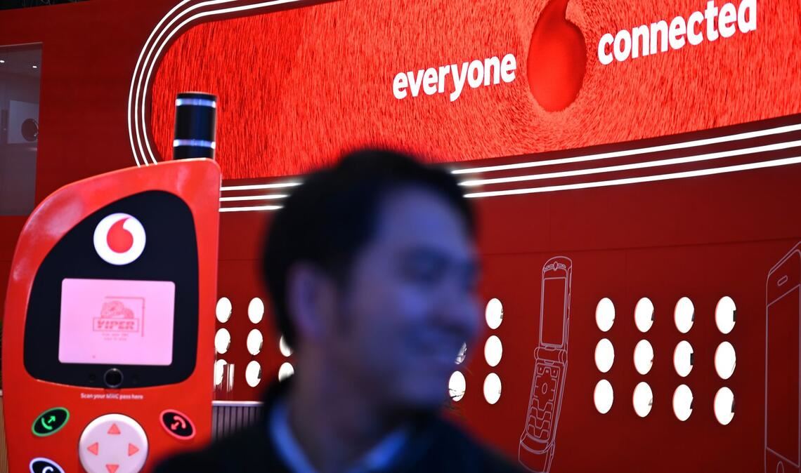 Am Vodafone-Messestand beim Mobile World Congress stand im März eine Handyattrappe, die an ein altes Nokia-Handy erinnerte. Solche Handys droht die Funkstille, wenn 2028 2G abgestellt wird. (Archivbild)