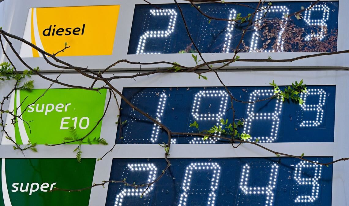 Am Vormittag ist Sprit deutlich billiger als am Nachmittag - E10 gibt es dann teilweise für weniger als 2 Euro. (Archivbild)