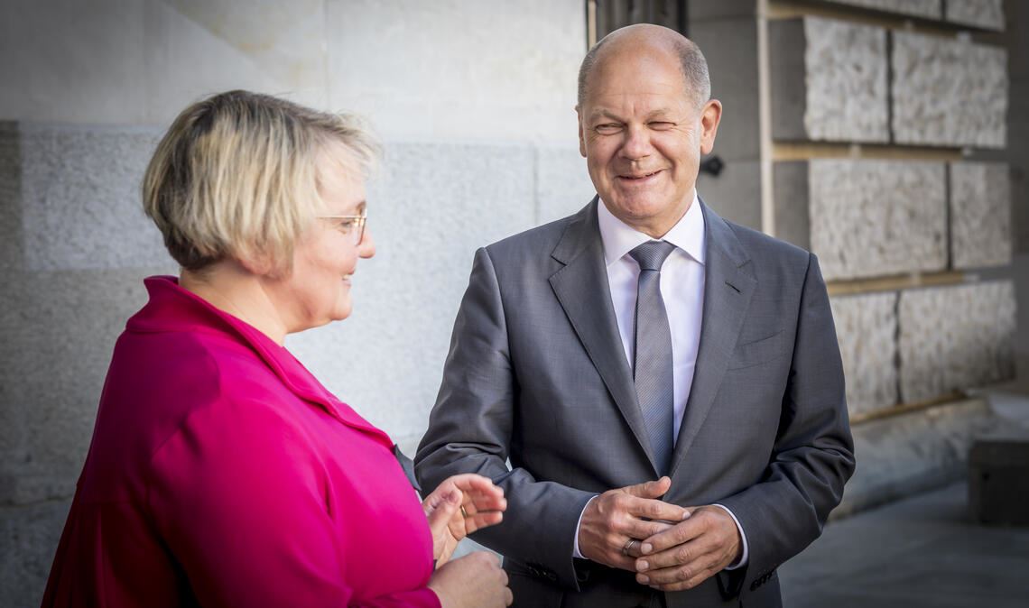 Am Wahlabend nicht erreichbar: Katja Mast mit dem abgewählten Kanzler. Foto: Archiv