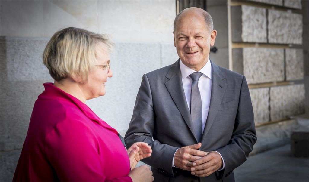 Am Wahlabend nicht erreichbar: Katja Mast mit dem abgewählten Kanzler. Foto: Archiv