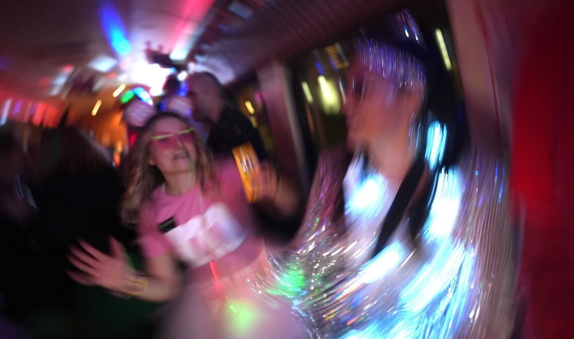 Am Wochenende tanzten und feierten viele Leute zu Karnevalsmusik.