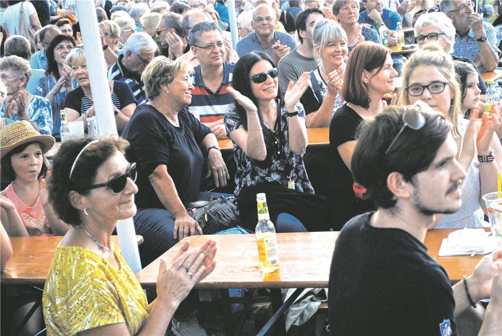 910_0008_137555_eld_Karaoke_Begeistertes_Publikum_02_bea