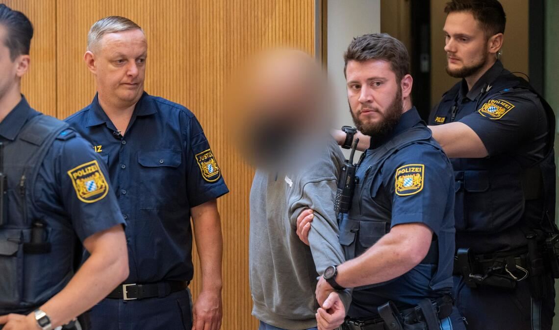 Am ersten Tag des Prozesses war der Hauptangeklagte in Hand- und Fußfesseln hereingeführt worden. (Archivfoto)