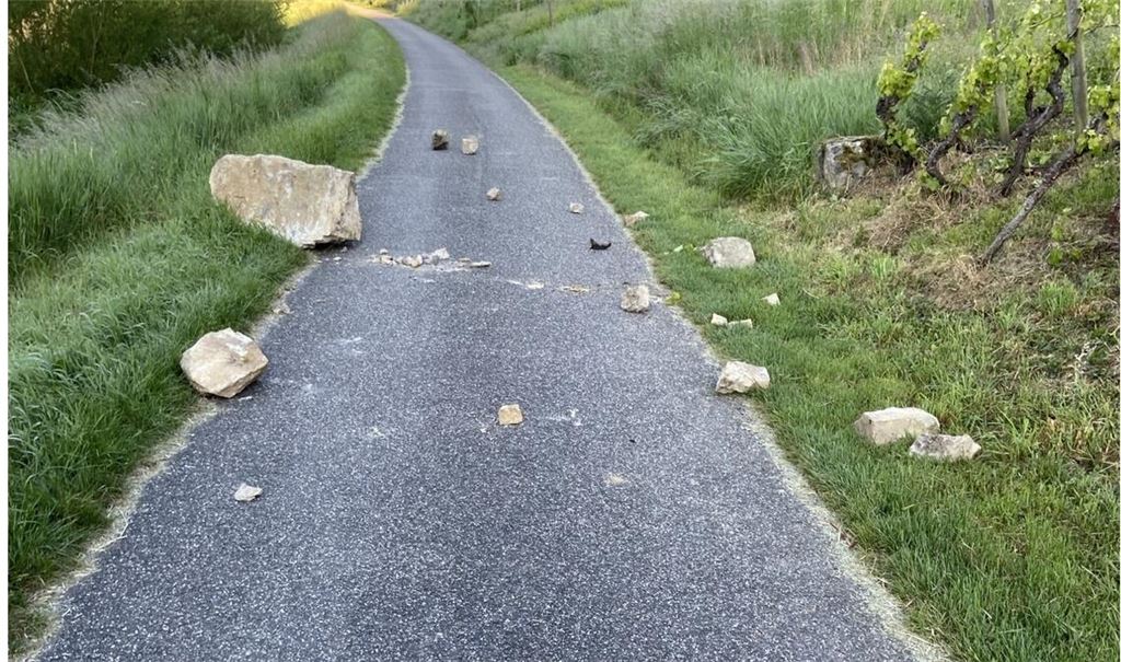 Am frühen Montagmorgen entdeckt: Mehrere Brocken, die sich aus der Felswand gelöst haben, landen auf dem Enztalradweg. Fotos: privat