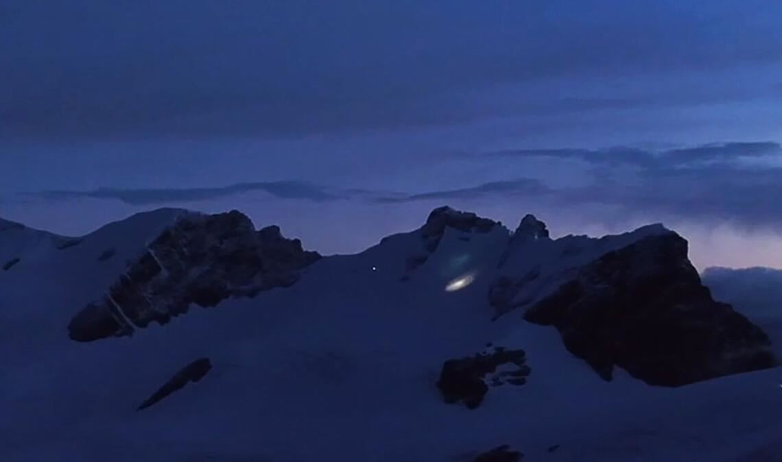 Am frühen Morgen kam ein Hubschrauber zu den Bergsteigern durch.