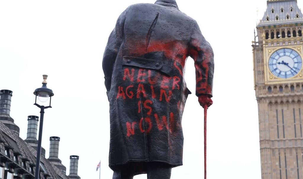 Am frühen Morgen wurde die berühmte Statue beschmiert.