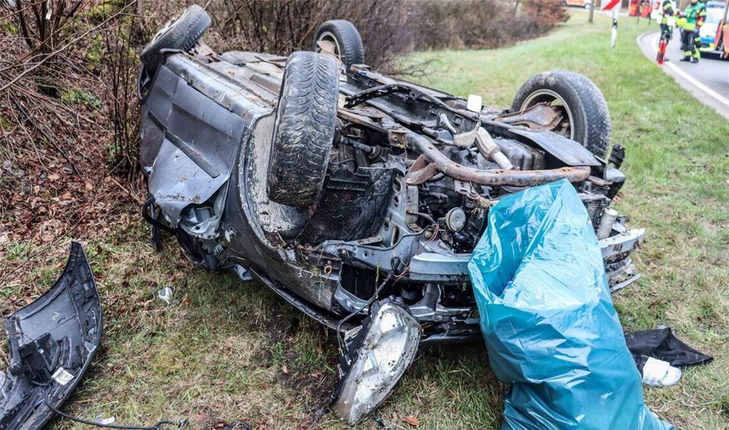 Am frühen Ostersonntag kommt eine betrunkene Frau mit ihrem Auto von der Straße ab.