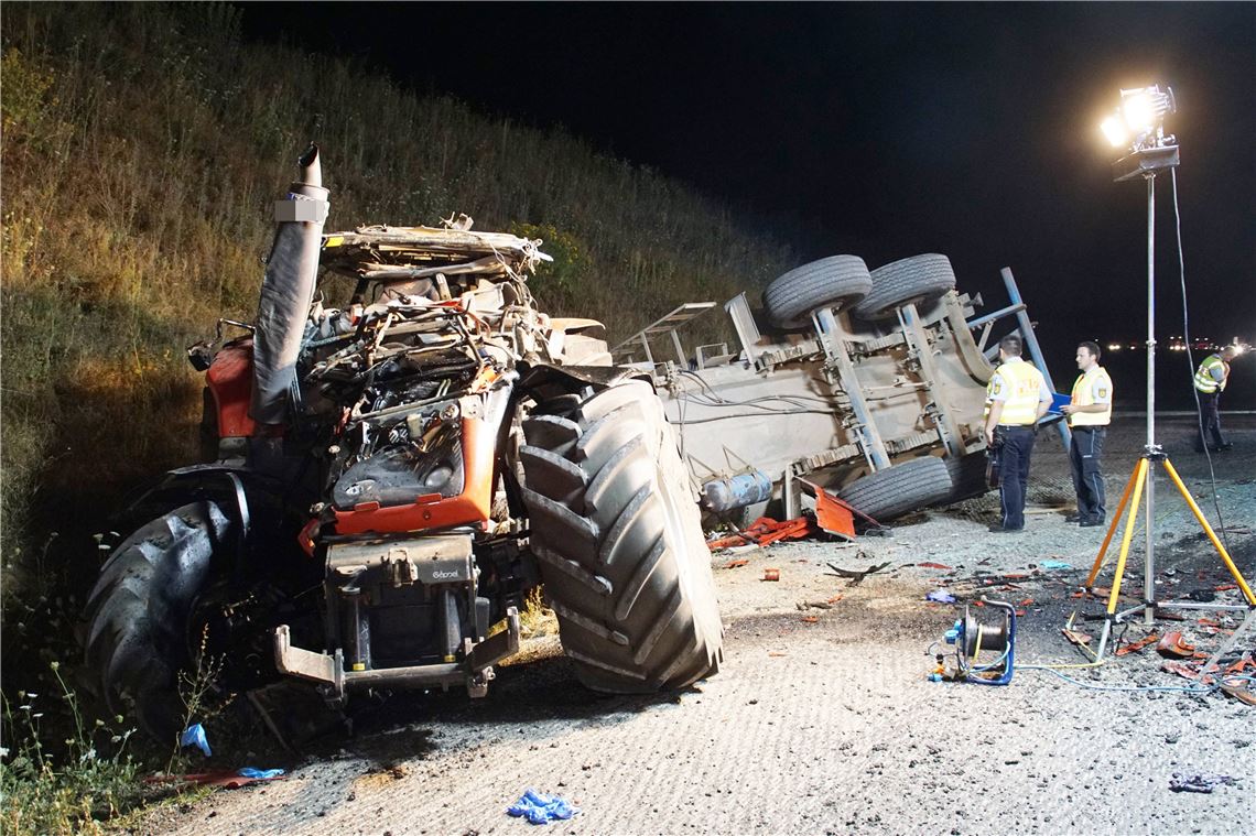 Wimsheim: ein toedlicher Verkehrsunfall mit einem Traktorgespann an der Autobahn