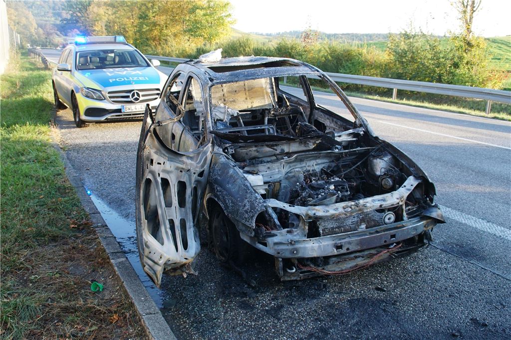 Knittlingen: Pkw geraet in Vollbrand - Vollsperrung der B35