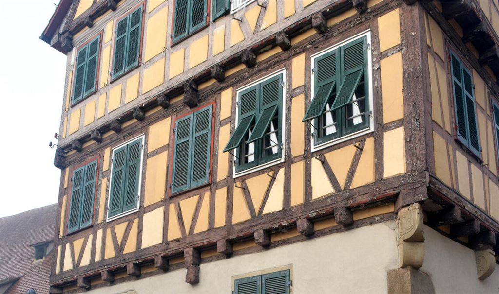 Am markanten Posthof-Gebäude im alten Illinger Ortskern müssen Schäden am Dach behoben werden. Foto: Stahlfeld