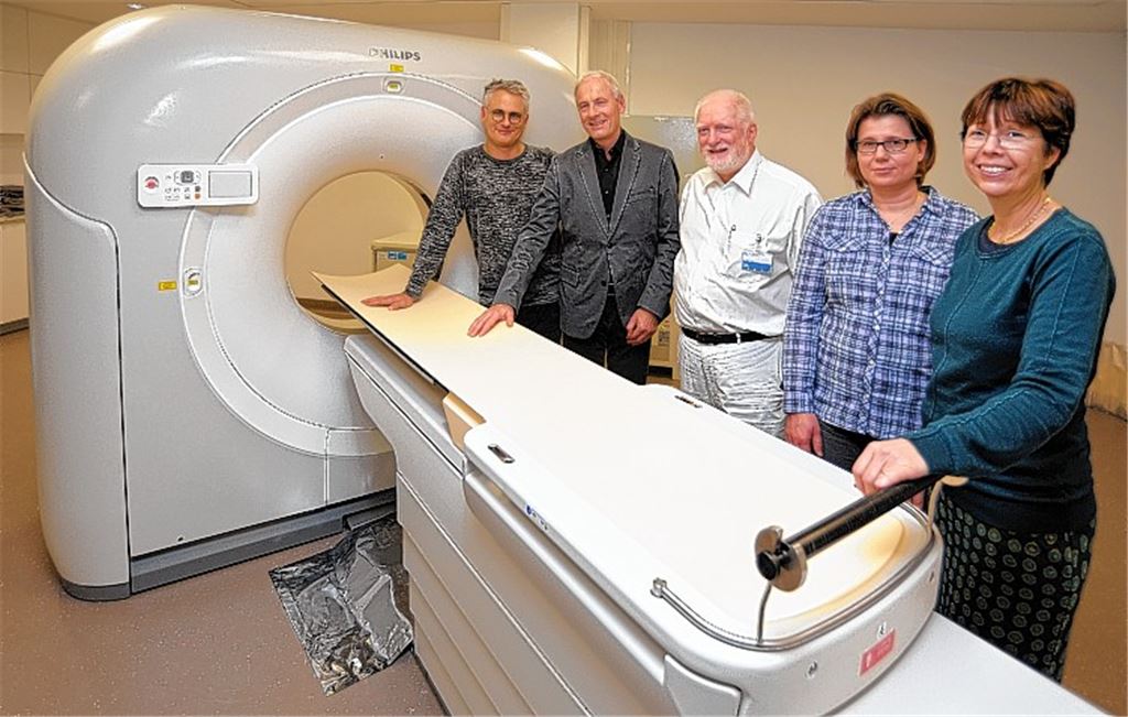 Am neuen Computertomografen in der Radiologie am Krankenhaus (v. re.): Dr. von Oda Kügelgen, Dr. Tanja Walz, Dr. Peter Metz, Dr. Karl Schnabel und Dr. Christian Steinbrück.