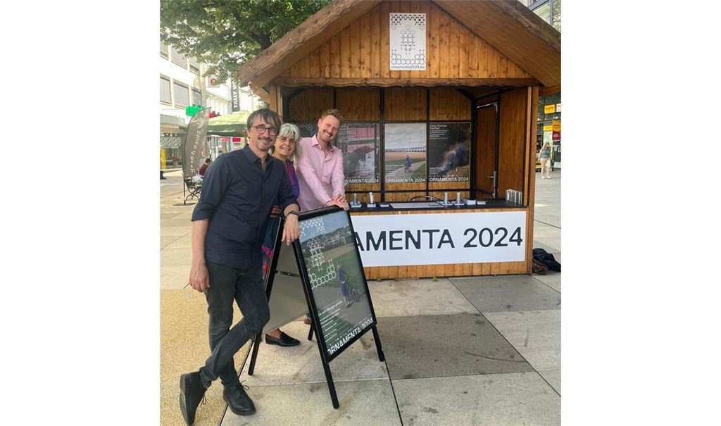 Am neuen Infostand in Pforzheim wollen der „Ornamenta“-Geschäftsführer Christian Saalfrank sowie Katharina Wahl und Willem Schenk vom kuratorischen Team (v.li.) den Besucherinnen und Besuchern an drei Tagen pro Woche die Möglichkeit bieten, sich über die Programmangebote des Kulturfestivals zu informieren. Foto: Ornamenta/Mall