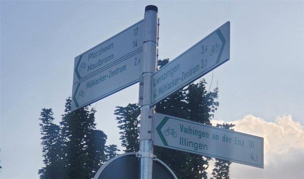 Am neuen Radweg sind jetzt Schidler angebracht worden. Fotos: Stadt Mühlacker