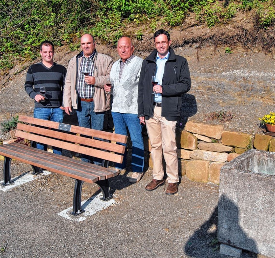 Am neuen Rastplatz (v.li.): Andy Silber, Bruno Wilhelm und Gustav Dannecker mit Hauptamtsleiter Stephan Hirth. Foto: Haller