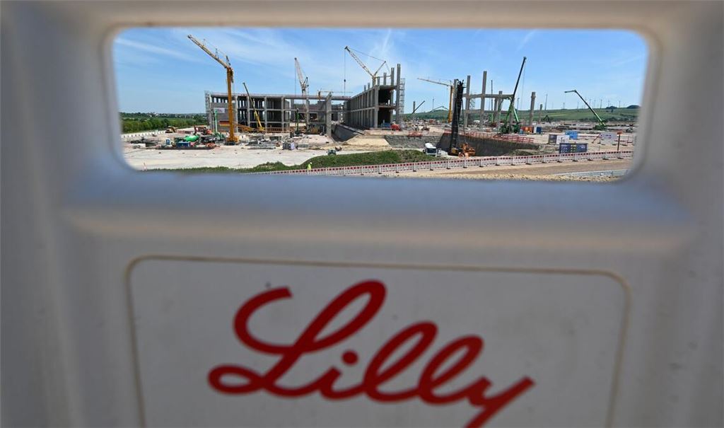 Am neuen Standort des US-Konzerns Eli Lilly im rheinland-pfälzischen Alzey laufen die Bauarbeiten - nun sollen die Investitionen halbiert werden (Archivbild)