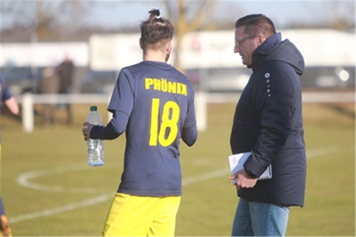 Phönix überrascht mit Trainerwechsel Am vergangenen Sonntag ist auf dem Sportplatz in Perouse für Simon Roller die letzte Rückrunde als Trainer beim TSV Phönix Lomersheim angebrochen. Foto: Huber