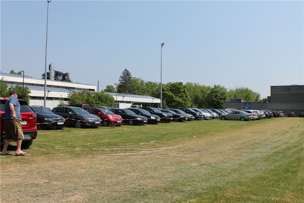 Am vergangenen Sonntag um die Mittagszeit gab es auf den Enzwiesen noch genügend freie Parkplätze. Foto: Schröder