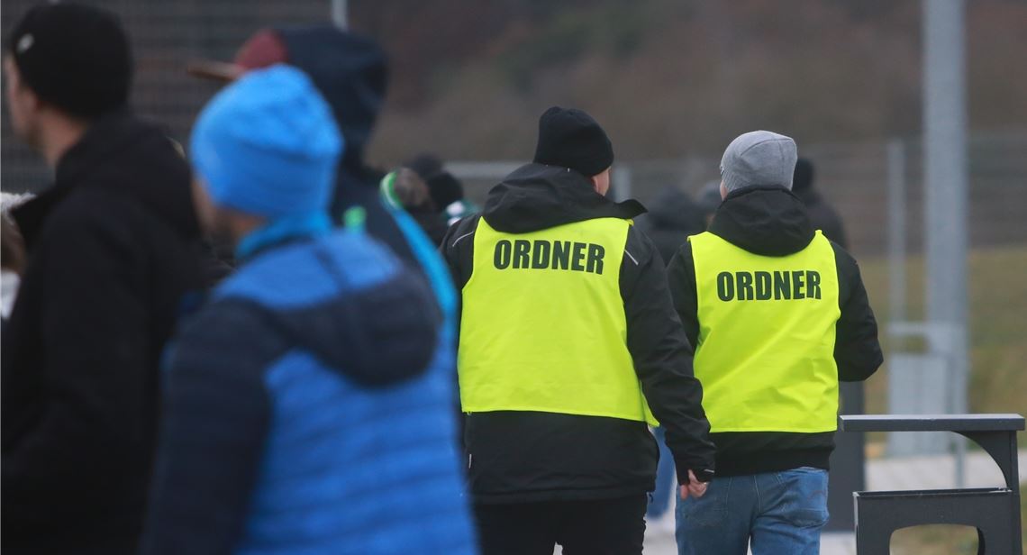 Am vergangenen Wochenende galt auf den Sportplätzen die 2-G-plus-Regel für Zuschauer. Die Vereine – hier beim Spiel des SV Iptingen gegen die SG Roßwag Mühlhausen in der Kreisliga A3 Enz-Murr – mussten streng die Geimpften- und Genesenen-Nachweise kontrollieren und sicherstellen, dass jeder ein negatives Testergebnis vorweisen konnte. Foto: Huber