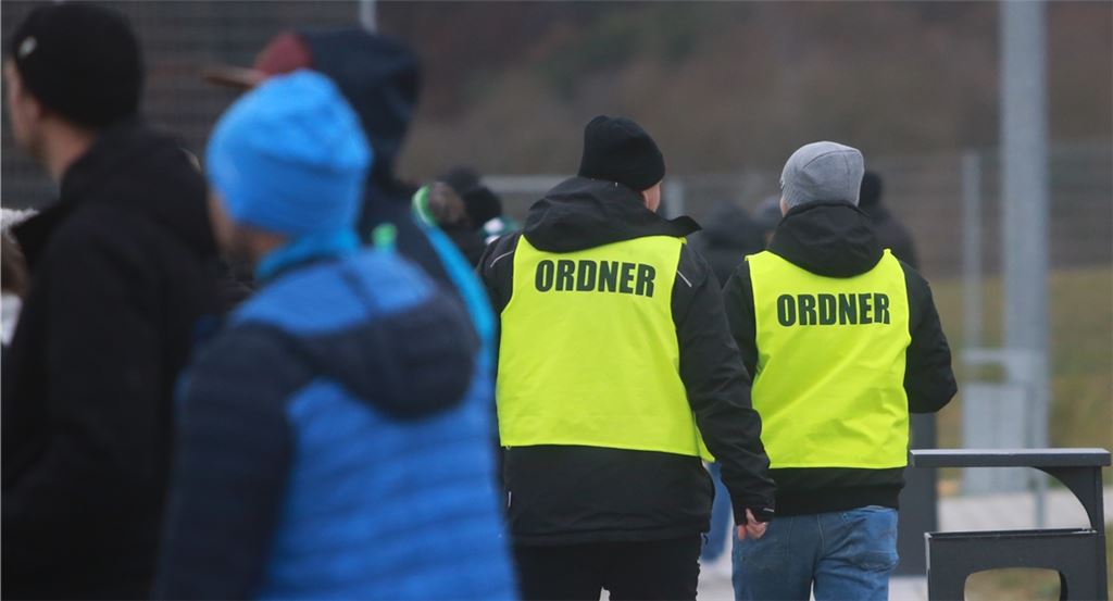 Am vergangenen Wochenende galt auf den Sportplätzen die 2-G-plus-Regel für Zuschauer. Die Vereine – hier beim Spiel des SV Iptingen gegen die SG Roßwag Mühlhausen in der Kreisliga A3 Enz-Murr – mussten streng die Geimpften- und Genesenen-Nachweise kontrollieren und sicherstellen, dass jeder ein negatives Testergebnis vorweisen konnte. Foto: Huber