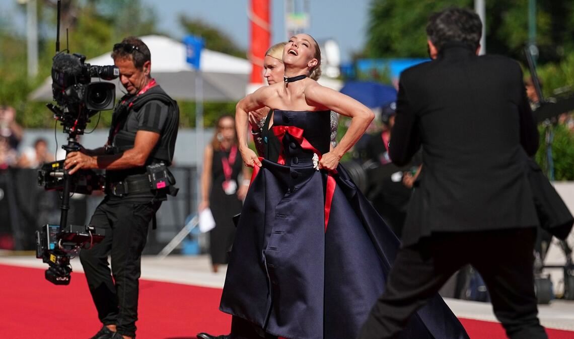 Wer gewinnt beim Filmfest Venedig? Amanda Seyfried, Hauptdarstellerin von "The Testament of Ann Lee", auf dem roten Teppich vor der Premiere am 1. September. (Archivbild)
