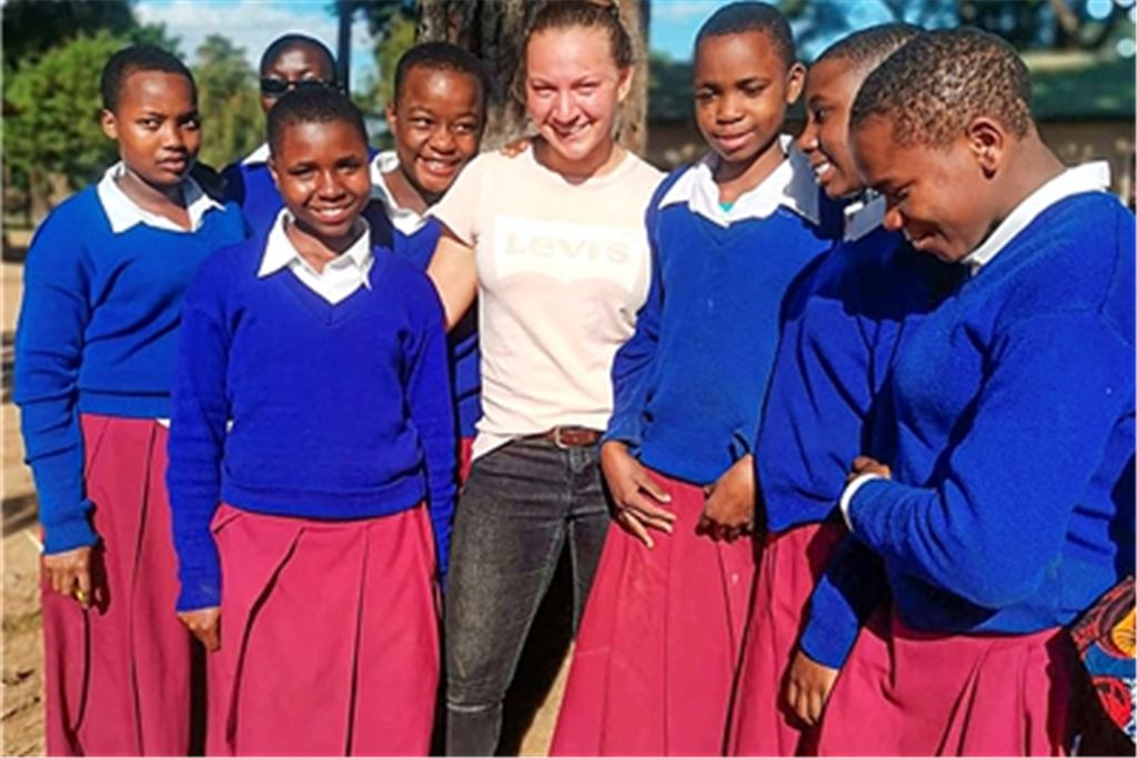 Amelie Ritter mit Schülerinnen der Mbozi Highschool. Foto: privat
