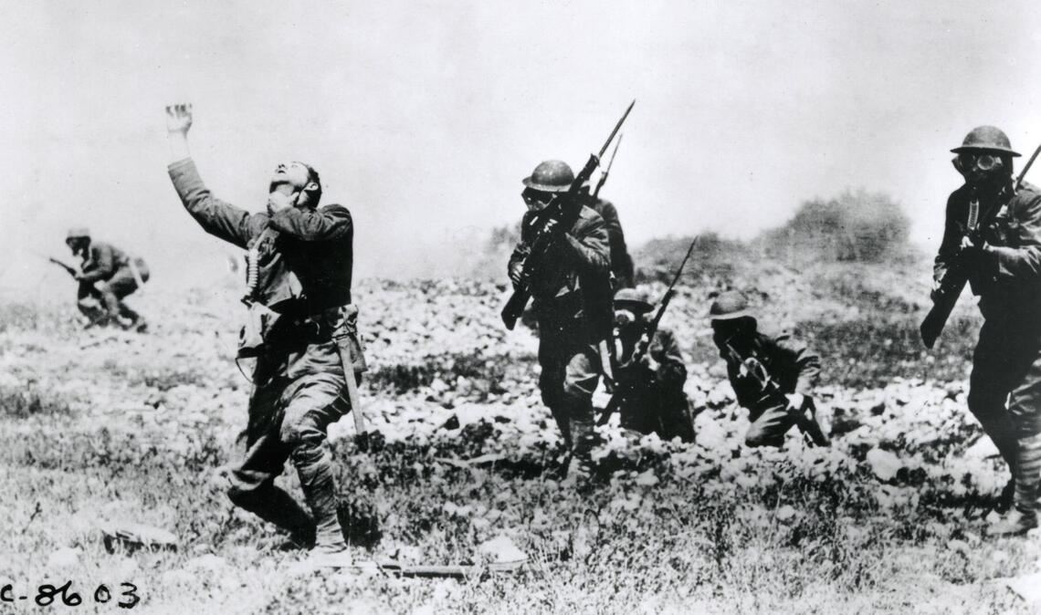 Amerikanische Soldaten sind im Frühjahr bei einem Sturmangriff von einer Giftgas-Wolke eingehüllt. Einer der Soldaten hat sich seine Gasmaske abgerissen und ringt nach Luft.