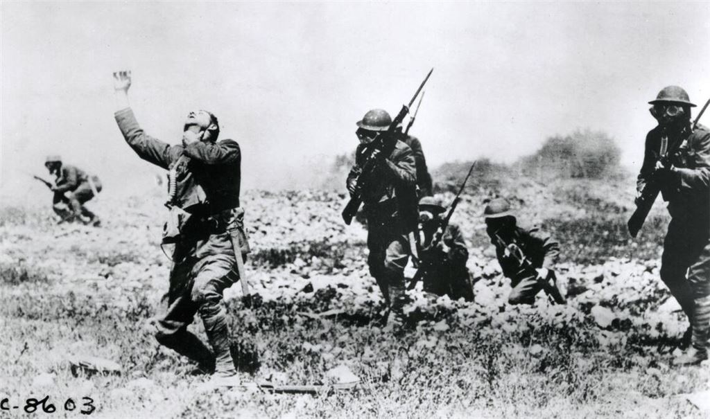 Amerikanische Soldaten sind im Frühjahr bei einem Sturmangriff von einer Giftgas-Wolke eingehüllt. Einer der Soldaten hat sich seine Gasmaske abgerissen und ringt nach Luft.