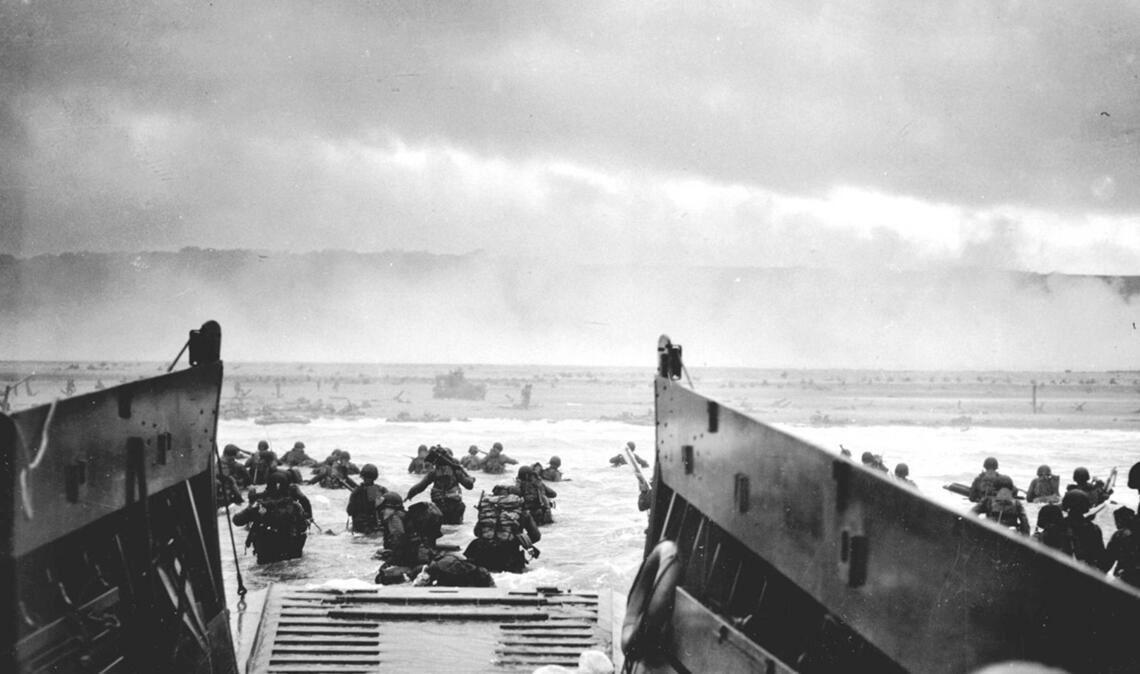 Amerikanische Truppen landen am 6. Juni in dr Normandie am Omaha Beach.