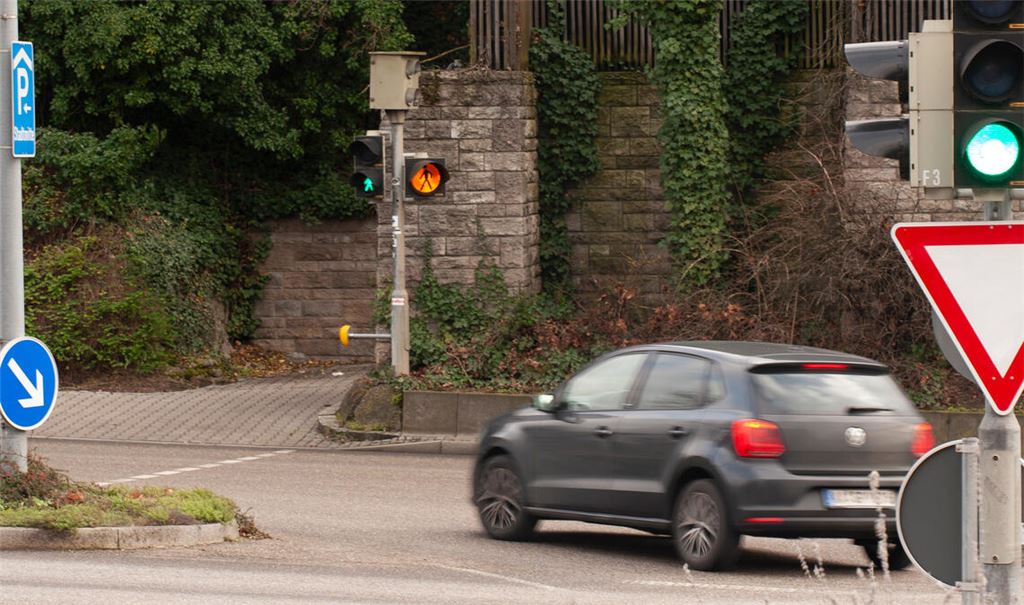 Ampel an der B10 oberhalb der Kelter: Mit den Fußgängern haben hier bislang auch die Linksabbieger Grün. Foto: Fotomoment