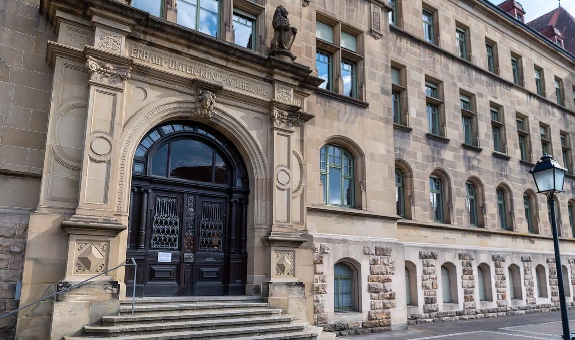 Amts- und Landgericht Tübingen. Ein Mann hat einen Bekannten aus einem Fenster gestoßen und anschließend vergewaltigt (Symbolfoto).