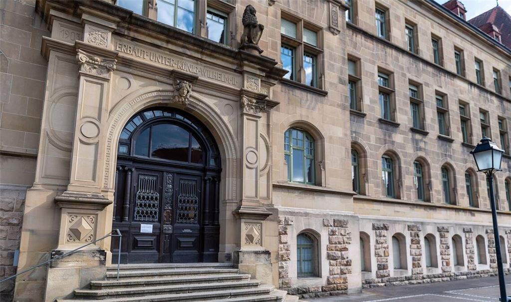 Amts- und Landgericht Tübingen. Ein Mann hat einen Bekannten aus einem Fenster gestoßen und anschließend vergewaltigt (Symbolfoto).