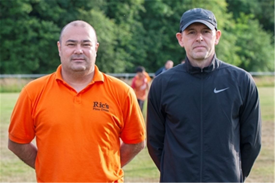 Amtsantritt im Juni 2020: Recep Coscun (li.), Vorsitzender des Türkischen SV Mühlacker, stellt Hüsü Gür als neuen Trainer vor. Nun übernimmt er das Team. Archivfoto: vh