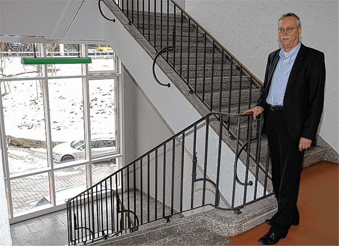 Amtschef Gerhard List im Treppenhaus des Finanzamts. Möglicherweise soll in dem Gebäude, das Anfang der 1950er Jahre entstand, noch in diesem Jahr ein Aufzug eingebaut werden.