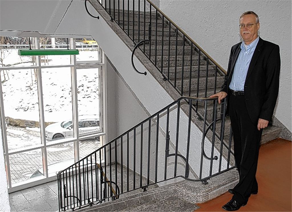 Amtschef Gerhard List im Treppenhaus des Finanzamts. Möglicherweise soll in dem Gebäude, das Anfang der 1950er Jahre entstand, noch in diesem Jahr ein Aufzug eingebaut werden.