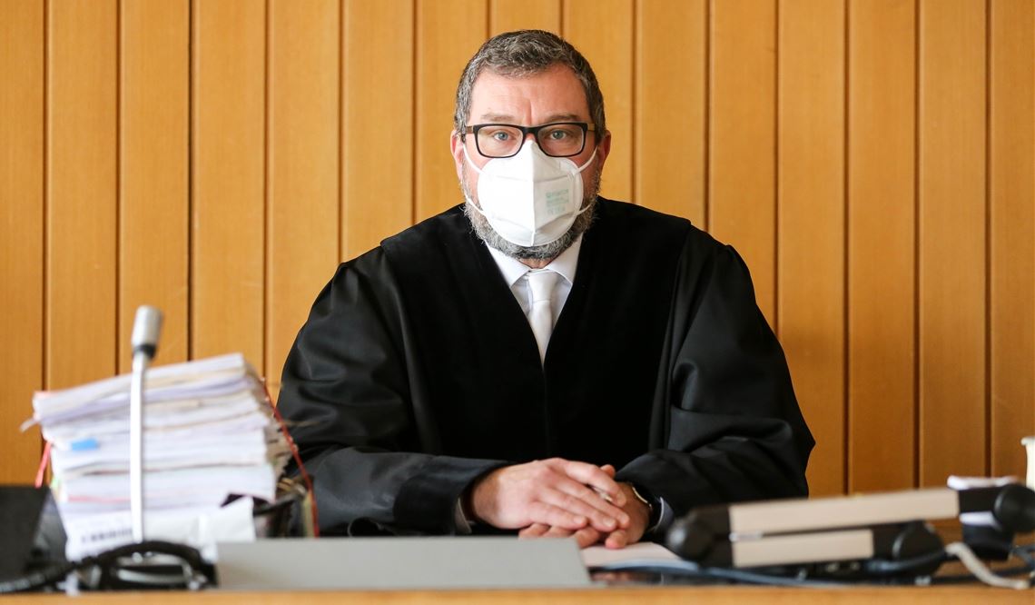 Amtsgerichtsdirektor Oliver Weik ist verantwortungsbewusst und zeigt Durchhaltevermögen. Er spricht und urteilt nur mit Maske. Fotos: Hansen