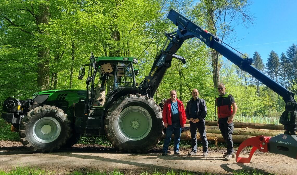 Amtsleiter Thomas Brandl (v.li.), Bürgermeister Armin Dauner und Maschinenführer Lothar Grözinger. Foto: privat
