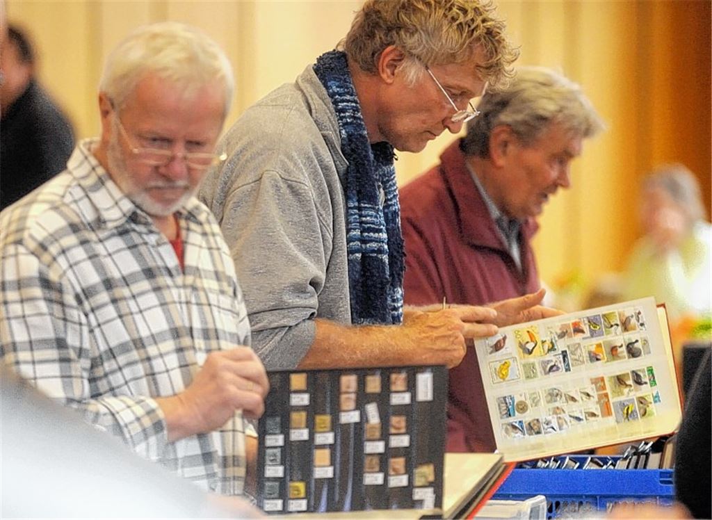 Reges Treiben beim Tauschtag für Briefmarken