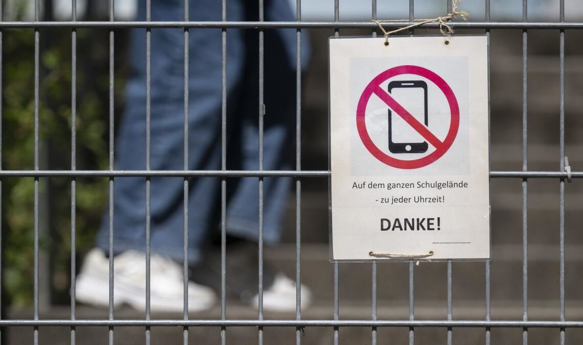 An Grundschulen im Land soll es ein striktes Handyverbot für Schüler geben. (Symbolbild)