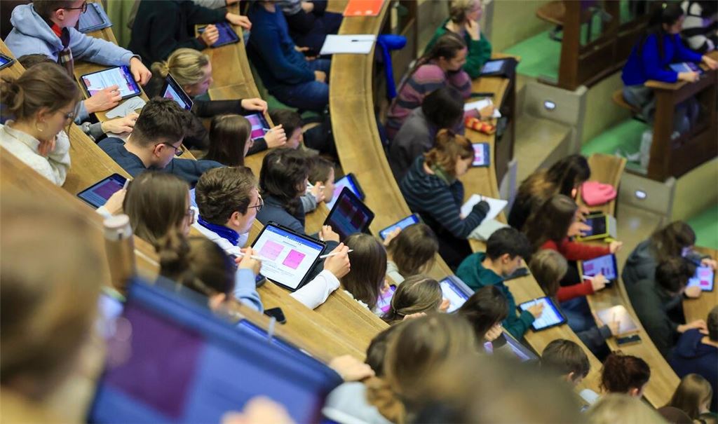 An Hochschulen gibt es fachspezifische Brückenkurse, um die Defizite auszugleichen. (Symbolbild)