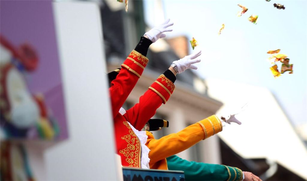 An Karneval muss man sich in Köln eigenverantwortlich vor Wurfgeschossen in Acht nehmen, wie das Amtsgericht verfügt hat (Archivbild).